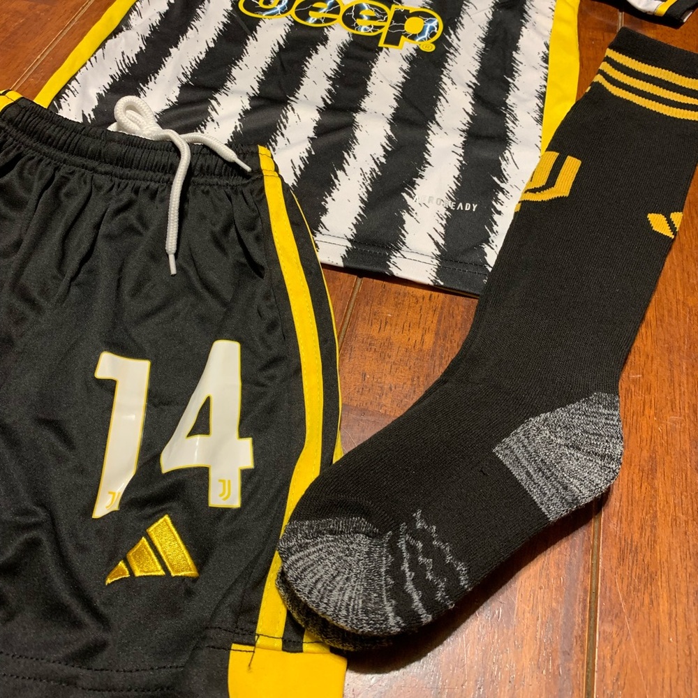 Kids Juventus 23/24 Jerseys - Picture 2 of 8